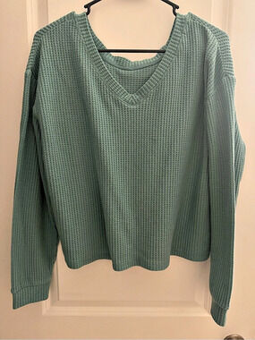 Aeropostale V-Neck Knit Sweater in Green Size Medium